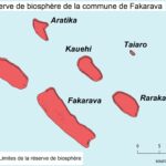 Map of seven atolls drawn in red on a light blue background, Fakarava in the center, surrounded by Toau, Aratika, Kauehi, Taiaro, Raraka and Niau, with a north arrow and a scale