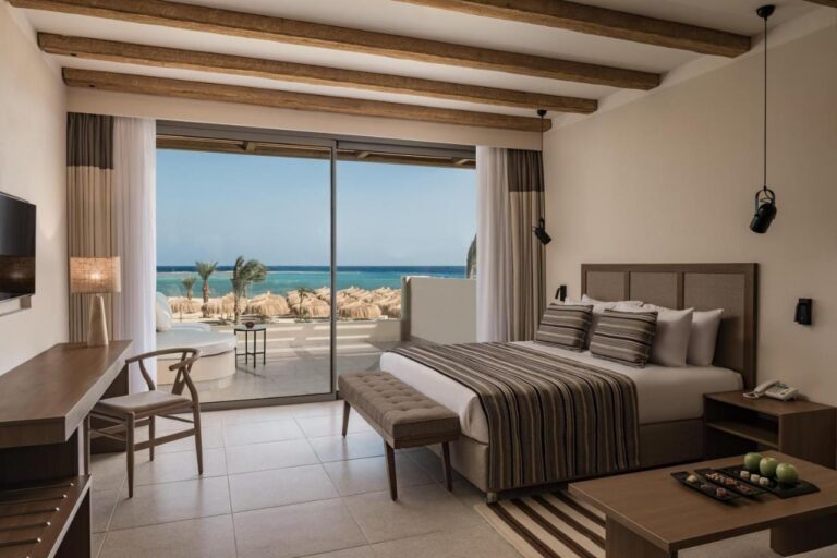 A double room with a balcony facing the Red Sea