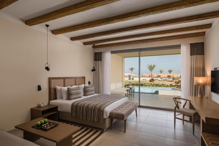 A double room opening onto a pool
