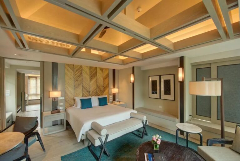 A double room with a floor lamp and a window seat