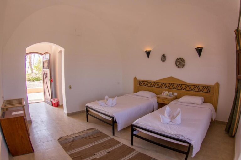 A twin room with a vaulted entrance open to the garden