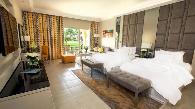A twin room opening onto the garden, with benches at the foot of the beds